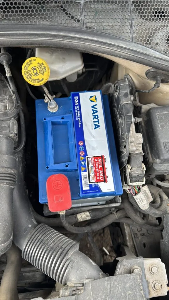 Varta Blue Dynamic akü, araç motor bölmesine monte edilmiş