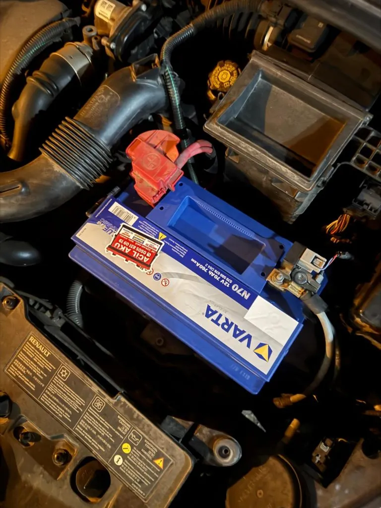 Araç motor bölmesinde yeni takılan Varta akü